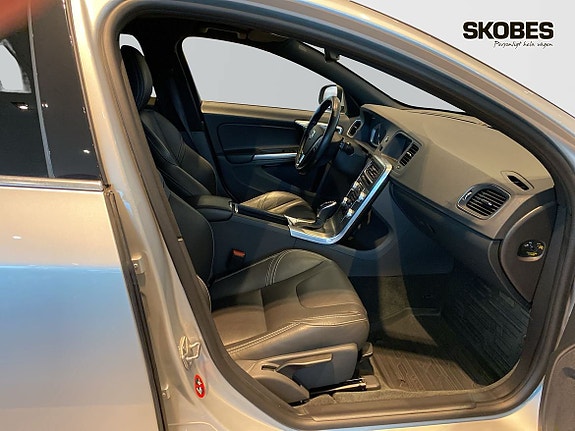 Volvo V60 11 of 28