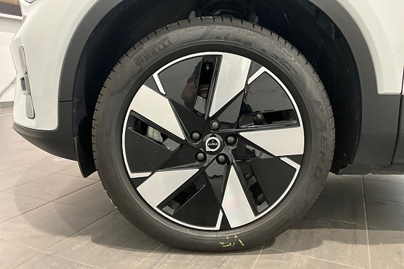 Volvo EX40 17 of 21