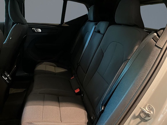 Volvo EX40 8 of 16