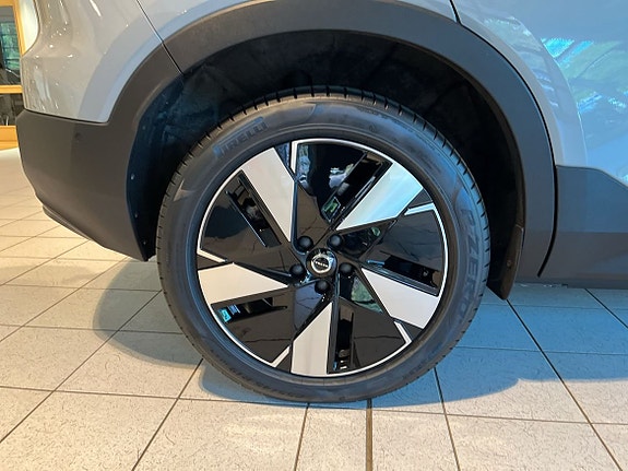Volvo EX40 10 of 16