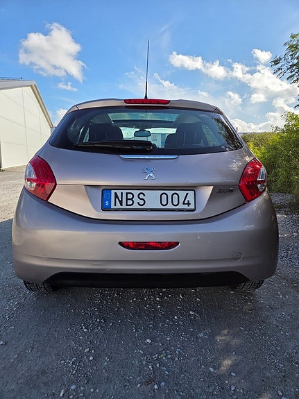 Peugeot 208 4 of 9