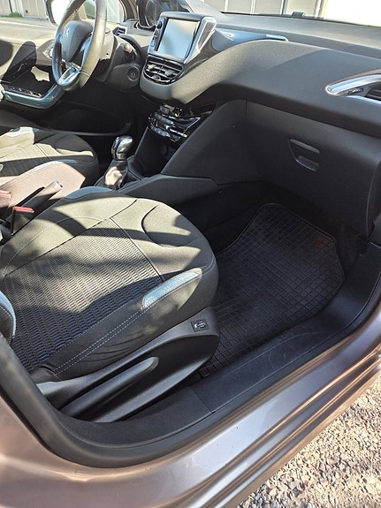 Peugeot 208 7 of 9