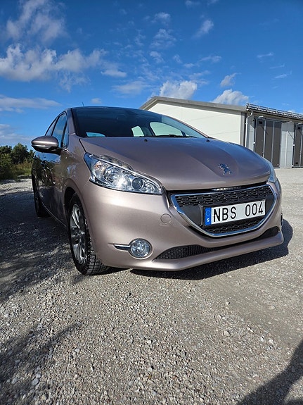 Peugeot 208 3 of 9