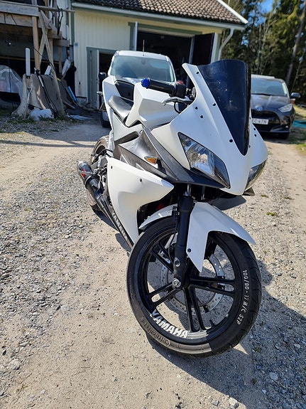Yamaha YZF-R125 2 of 5