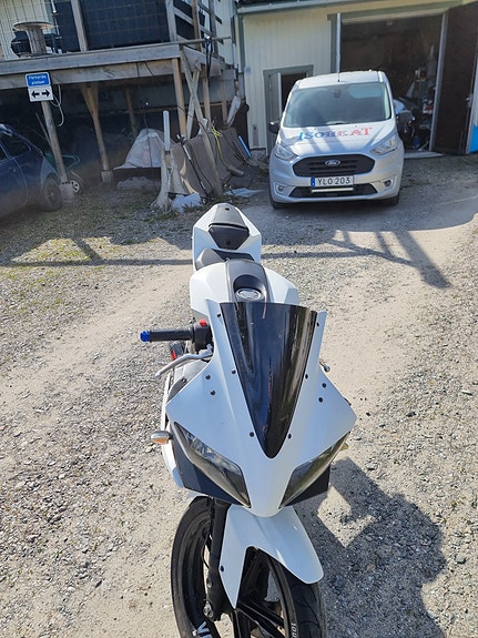 Yamaha YZF-R125 3 of 5
