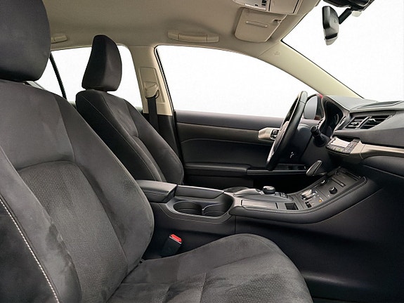 Lexus CT200h 9 of 30