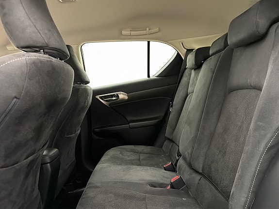 Lexus CT200h 10 of 30
