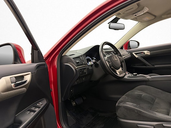 Lexus CT200h 13 of 30