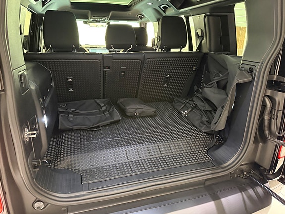 Land Rover Defender 110 22 of 24
