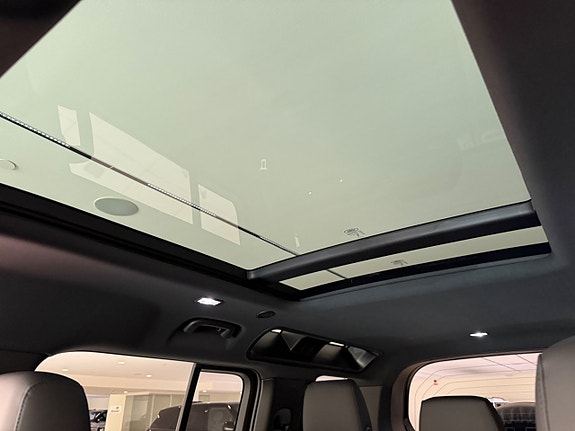 Land Rover Defender 110 15 of 24