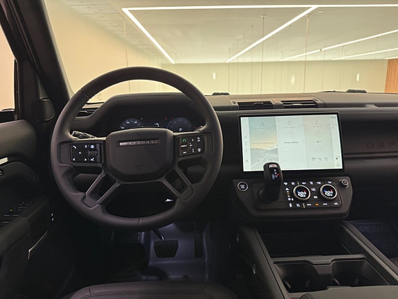 Land Rover Defender 110 12 of 24