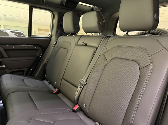 Land Rover Defender 110 18 of 24