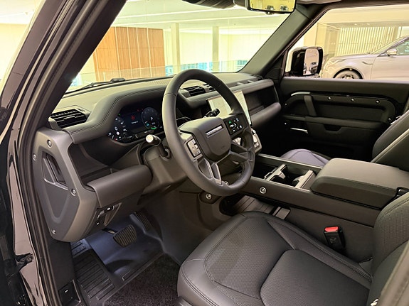 Land Rover Defender 110 8 of 24