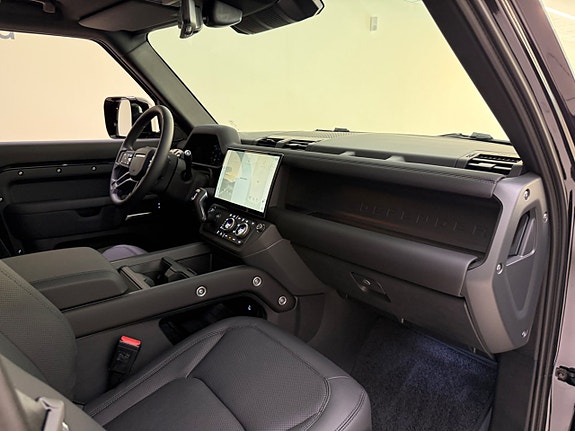 Land Rover Defender 110 21 of 24