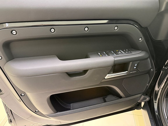Land Rover Defender 110 10 of 24