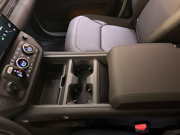 Land Rover Defender 110 16 of 24