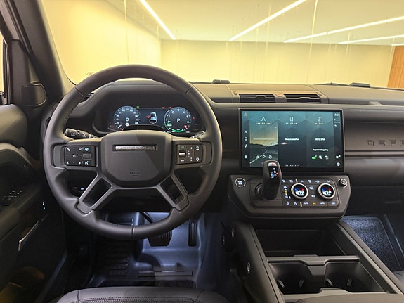 Land Rover Defender 110 12 of 24