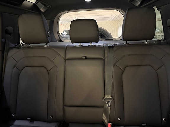 Land Rover Defender 110 17 of 24