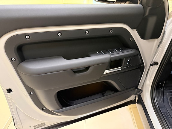 Land Rover Defender 110 10 of 24