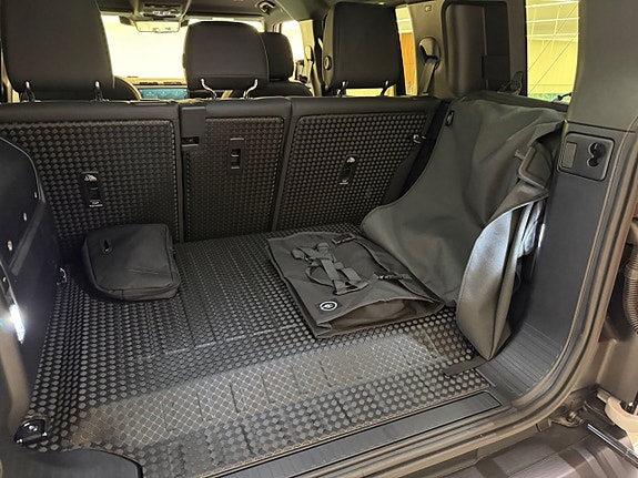 Land Rover Defender 110 23 of 24