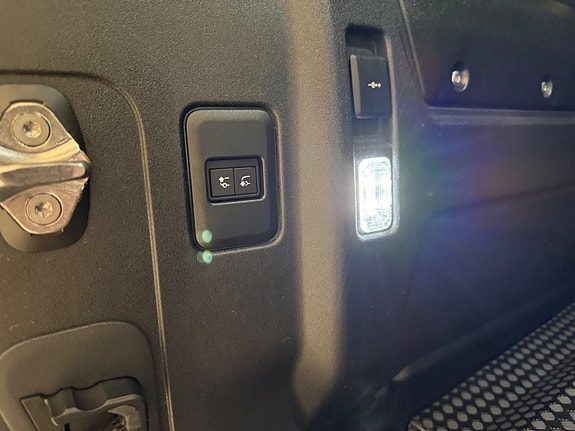 Land Rover Defender 110 24 of 24