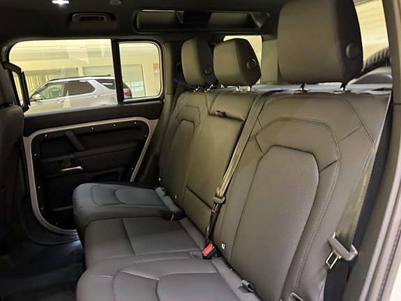 Land Rover Defender 110 19 of 24