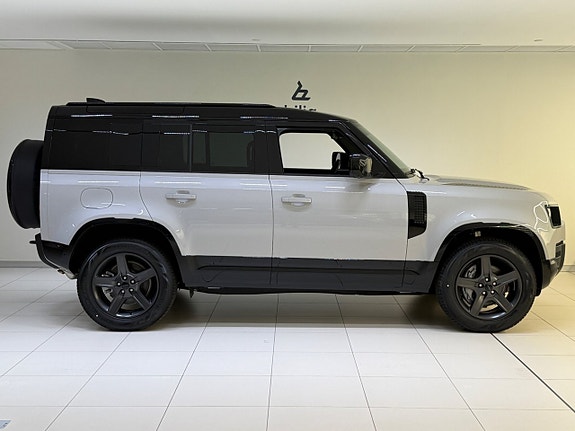 Land Rover Defender 110 6 of 24