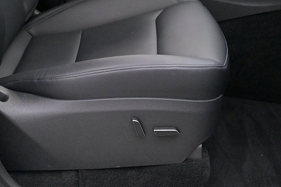 Tesla Model Y 13 of 27