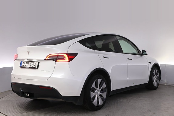Tesla Model Y 5 of 27