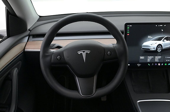 Tesla Model Y 7 of 27