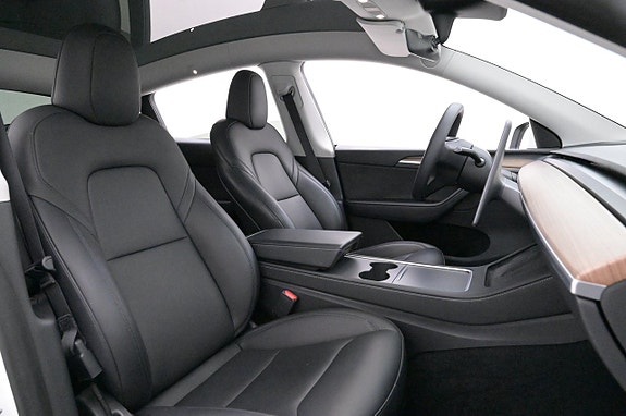Tesla Model Y 12 of 27