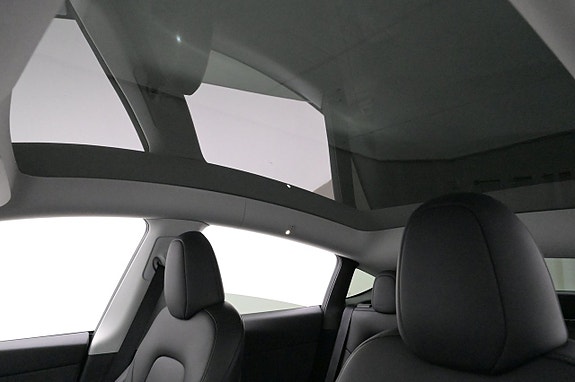 Tesla Model Y 25 of 27