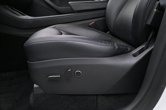 Tesla Model Y 11 of 27