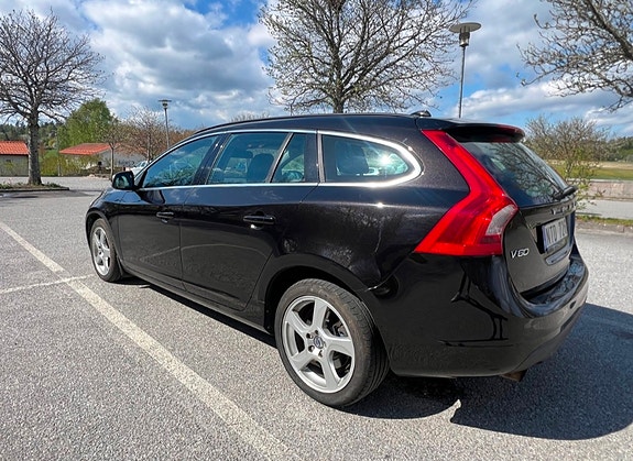 Volvo V60 2 of 5