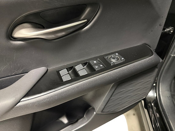 Lexus UX250h 9 of 16