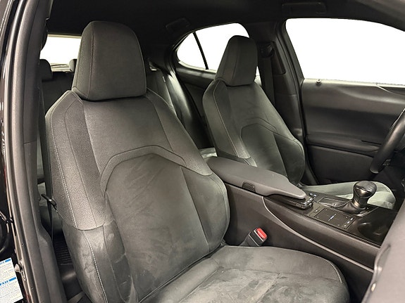 Lexus UX250h 11 of 16