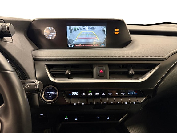 Lexus UX250h 14 of 16