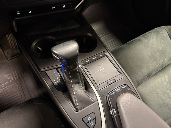 Lexus UX250h 13 of 16