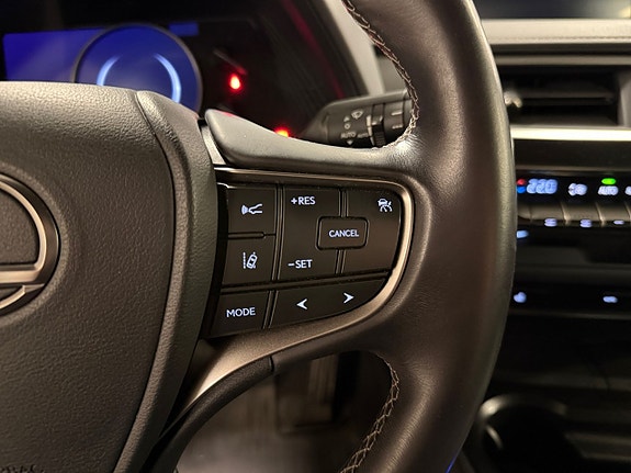 Lexus UX250h 15 of 16