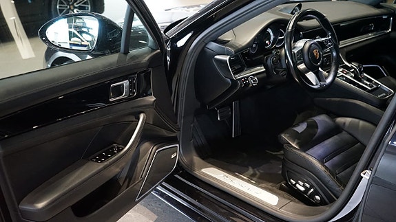 Porsche Panamera 4 5 of 7