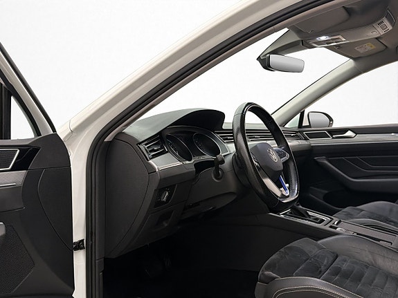 Volkswagen Passat 16 of 30