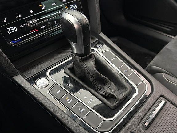 Volkswagen Passat 21 of 30
