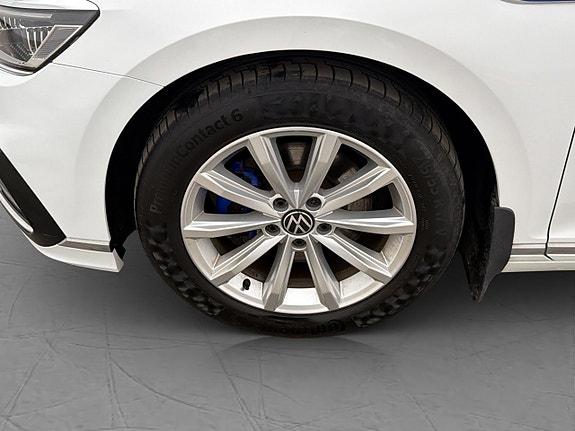 Volkswagen Passat 10 of 30
