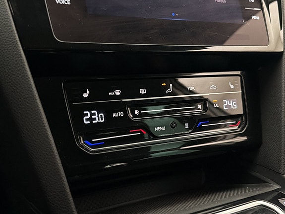 Volkswagen Passat 26 of 30