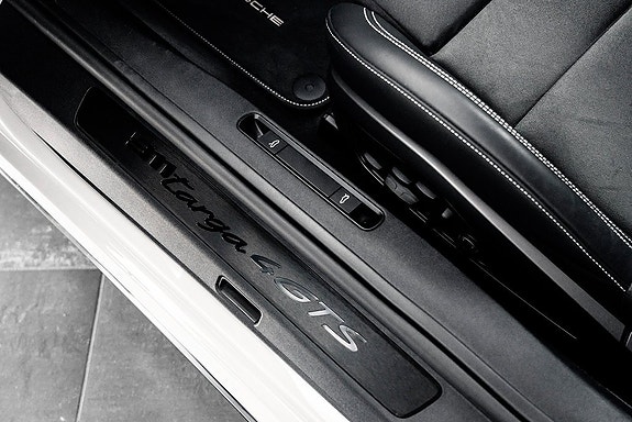 Porsche 911 18 of 30