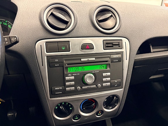 Ford Fusion 15 of 28