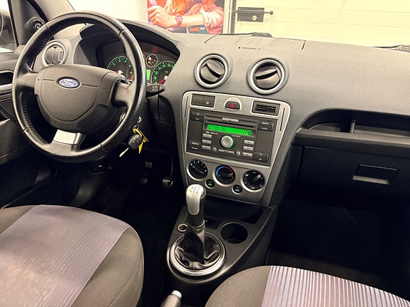 Ford Fusion 24 of 28