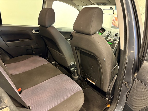 Ford Fusion 26 of 28