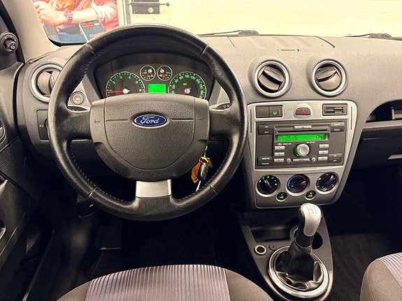 Ford Fusion 16 of 28