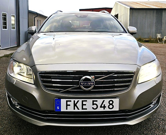 Volvo V70 2 of 15